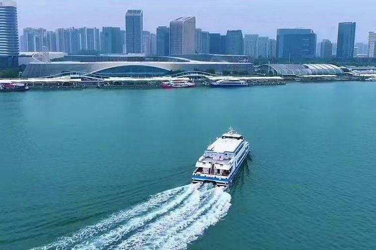 他一搂我就知道跑不了了