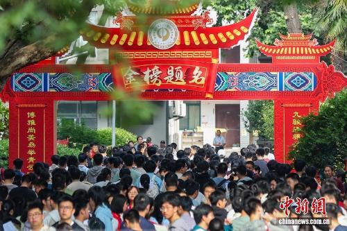端午假期首日铁路客流高峰 全国铁路加开千余列列车