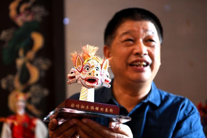 企业多次造假跃升成数码零售巨头