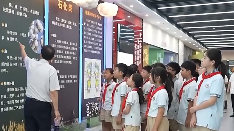 上海爷叔现身被大量股民围观