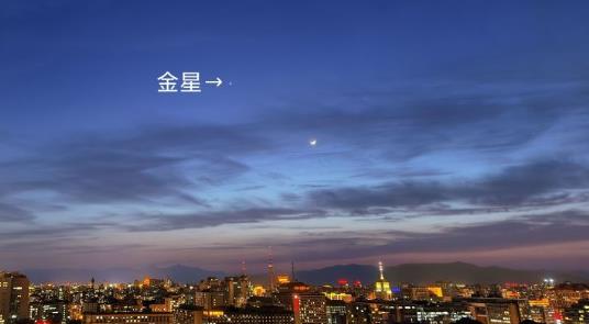 名大学生帮站票宝妈抱娃一整夜