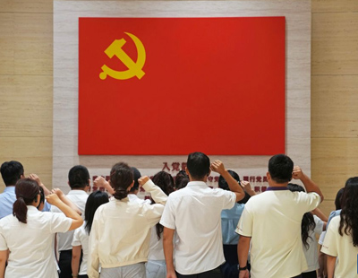 小伙捡到疑似手雷赶紧上交