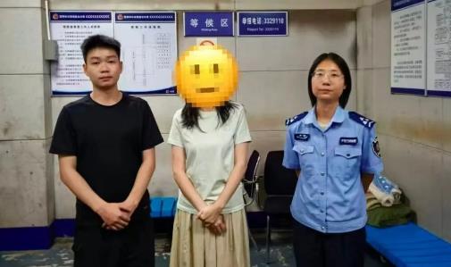 小伙捡到疑似手雷赶紧上交