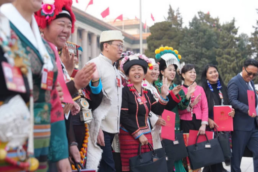 李强会见韩国总理金民锡